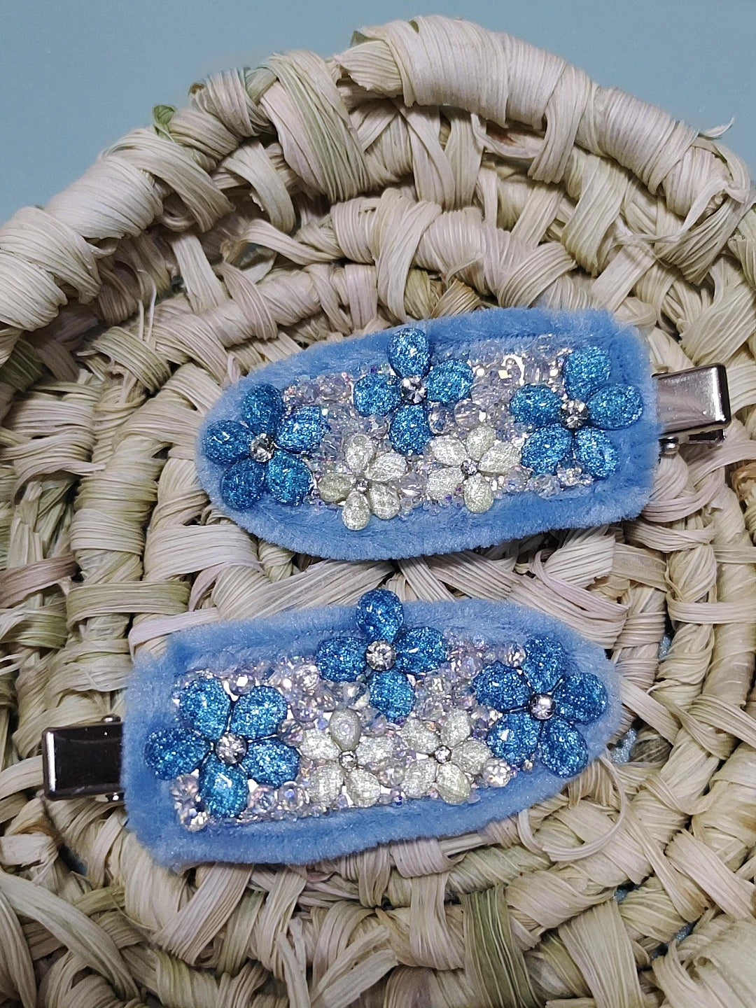 Blaue Plusch-Floral-Strass-Haarnammern