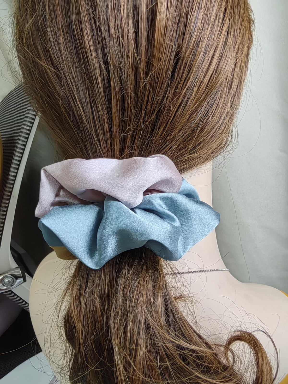 Tri-farbiges Kunstseide-Scrunchie