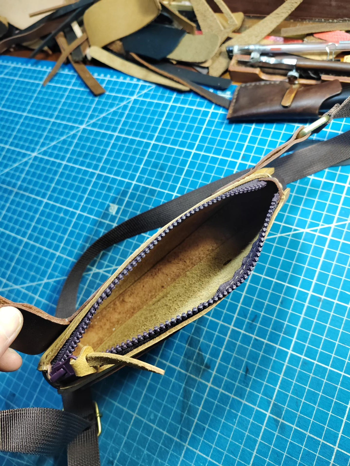 Handgefertigte Handytasche aus Rindsleder Brust Crossbody