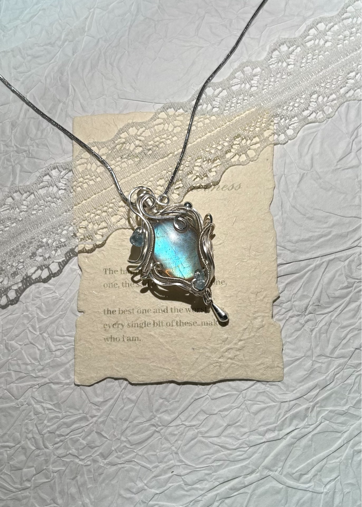 Collana con pendente in labradorite e filo avvolto