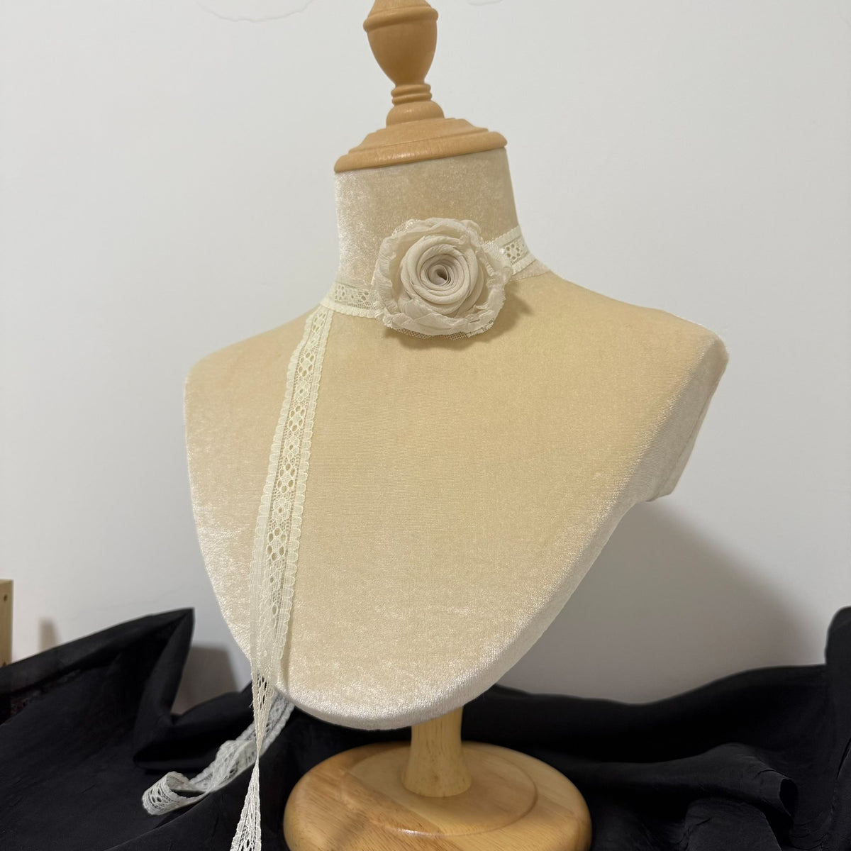 Colier Choker Rose en Dentelle Crème
