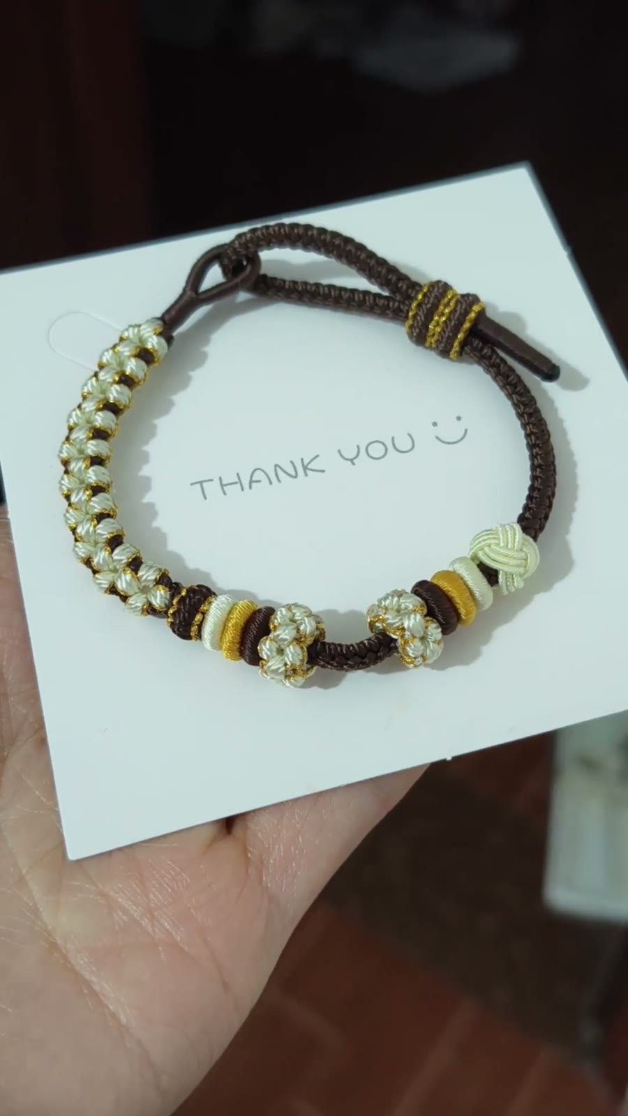 Pulseira de Cordão Castanho Tecida à Mão com Contas de Dourado Branco