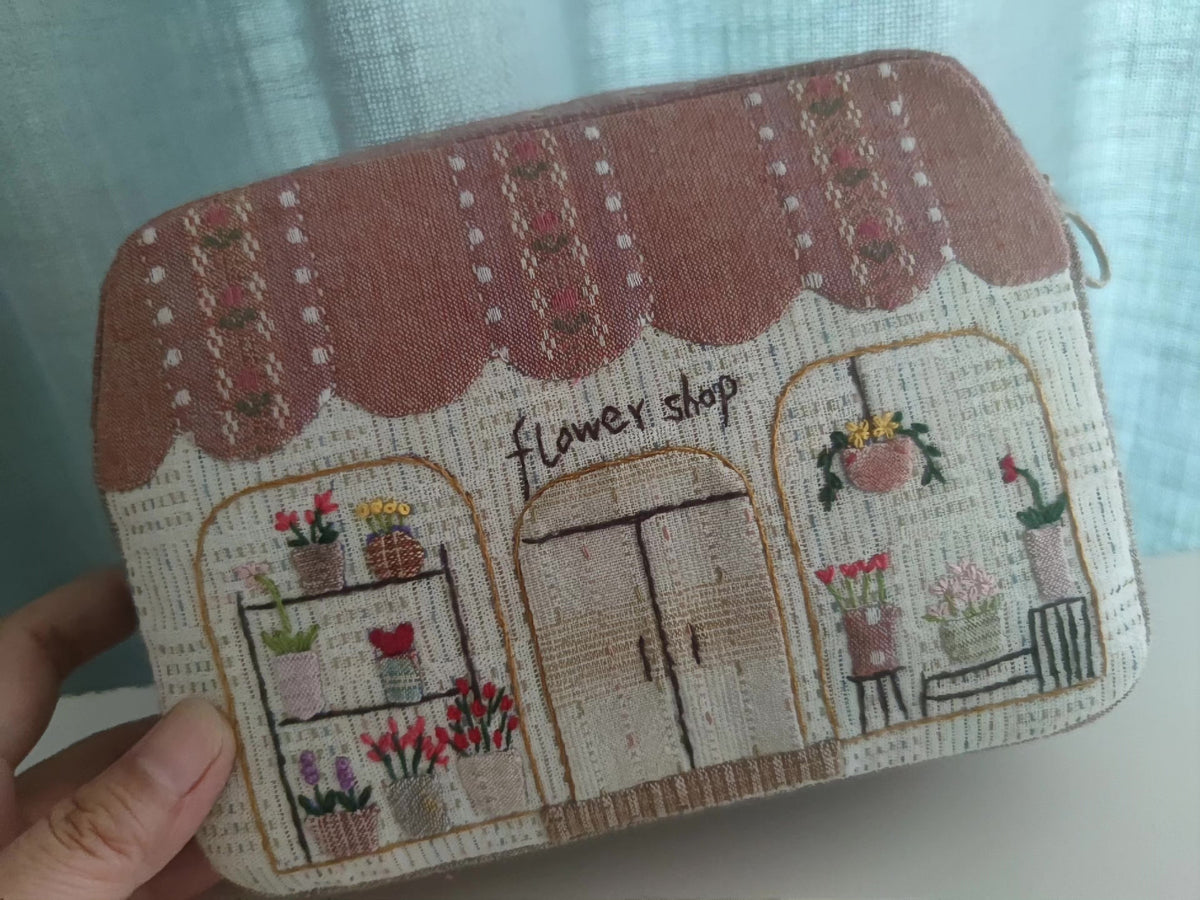 Bolso bandolera artesanal de tela tejida con forma de casa