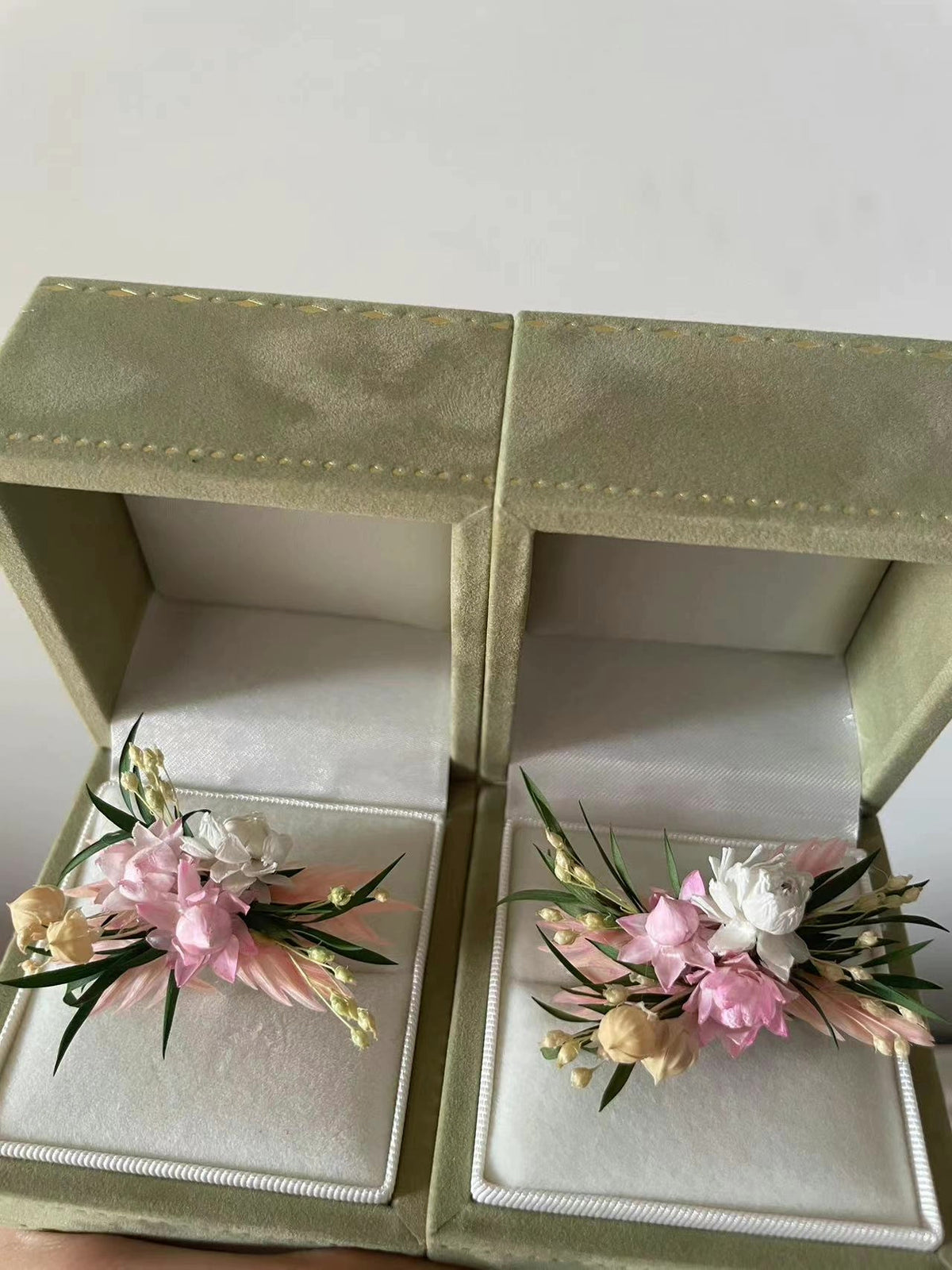 Par med konserverade blommorringar med sammetskrin