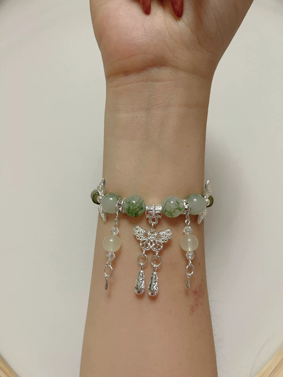 Bracelet aux perles liuli vert et papillons