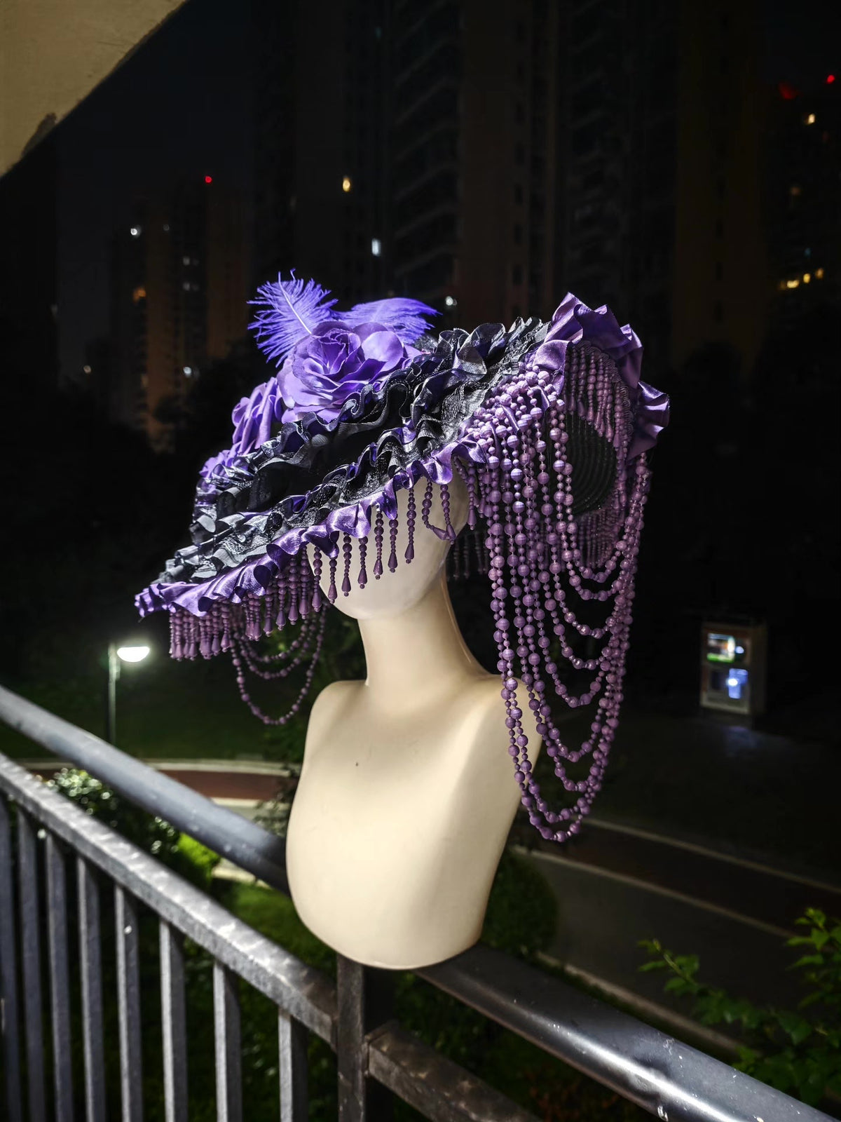Cappello Nero e Viola con Tesa Larga e Rose
