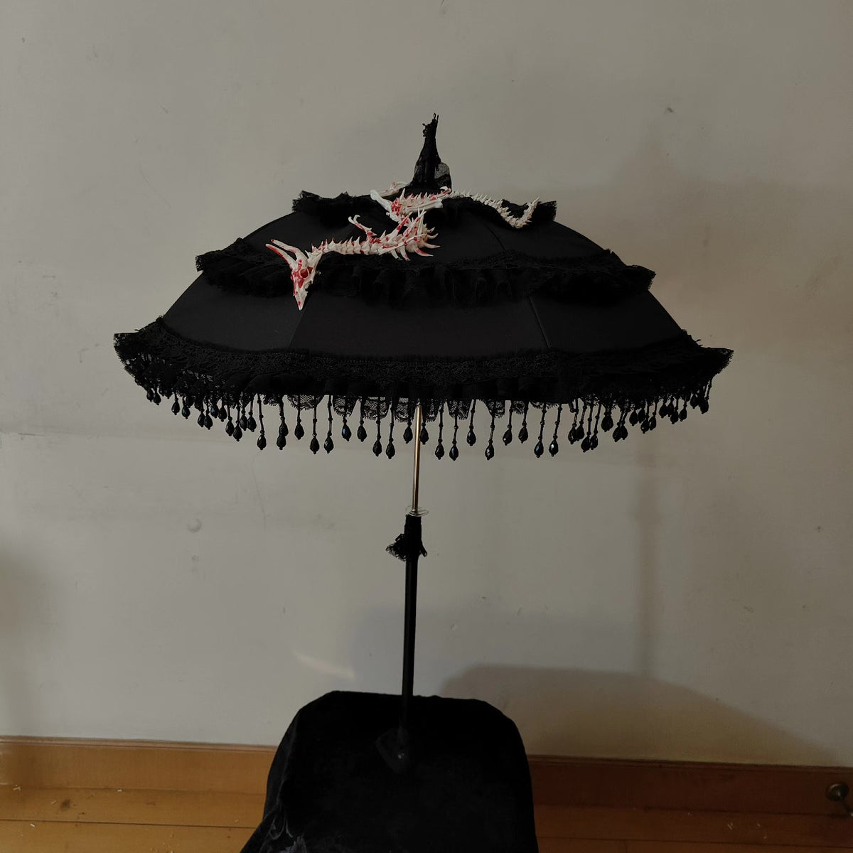 Parasole Gothic Lolita in pizzo nero con rose rosse