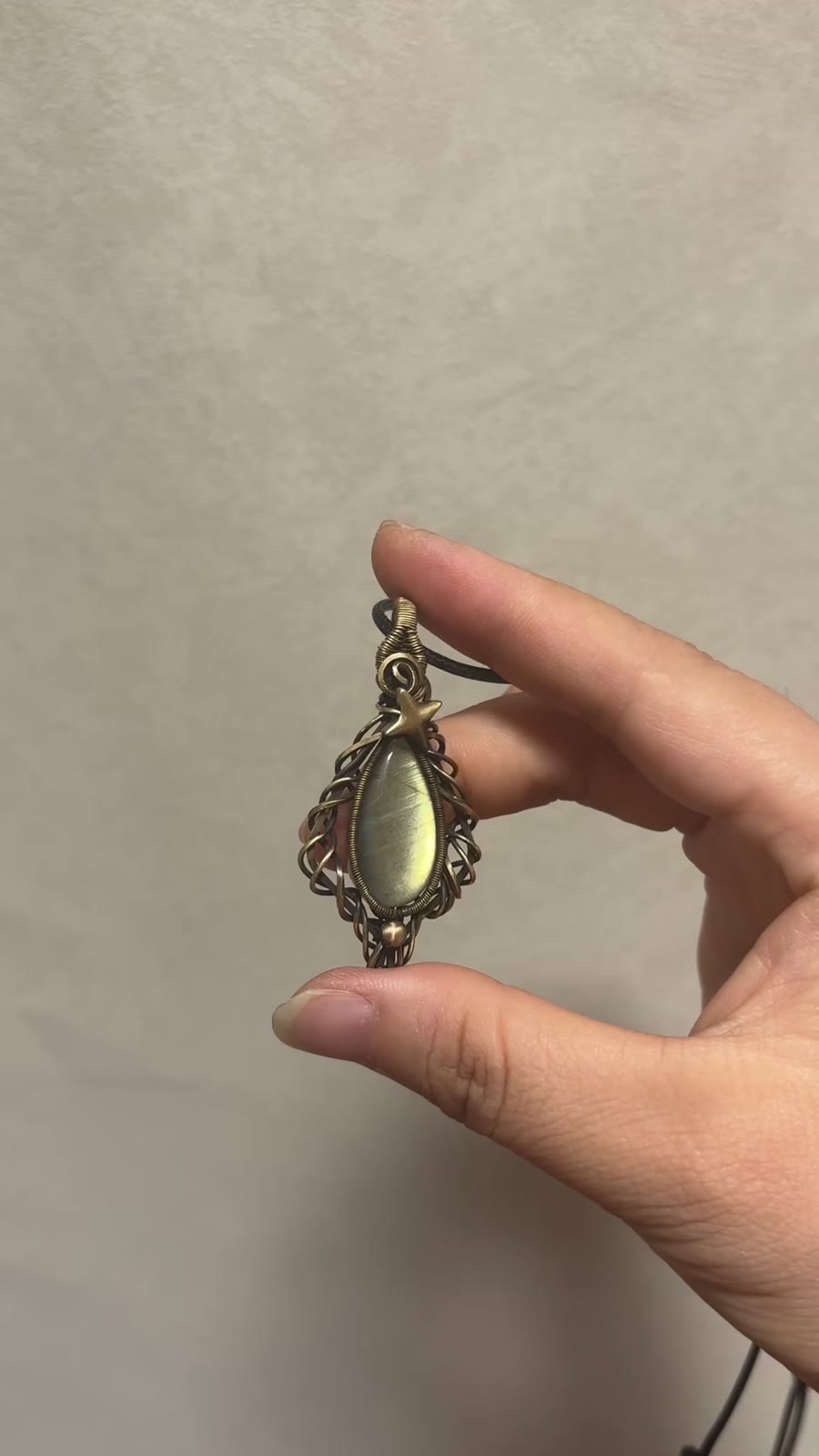 Halsband med hängsmycke i labradorit och virad mässing