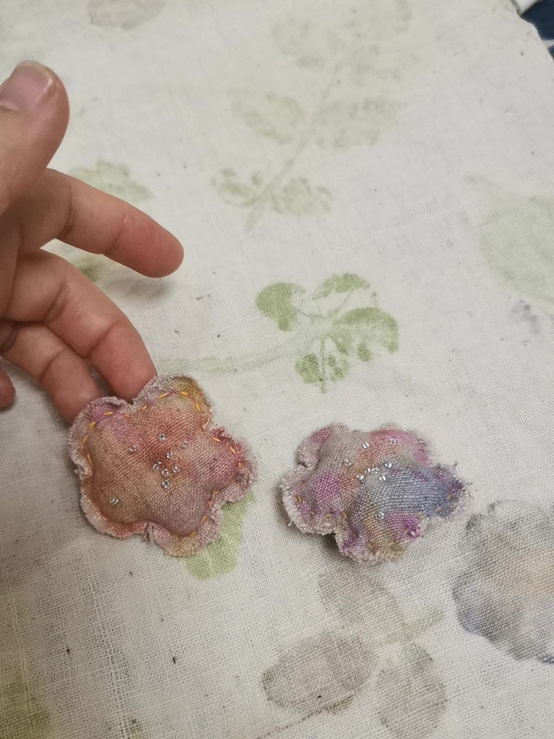 Handgjorda rosa och lila blomsternålar med strass