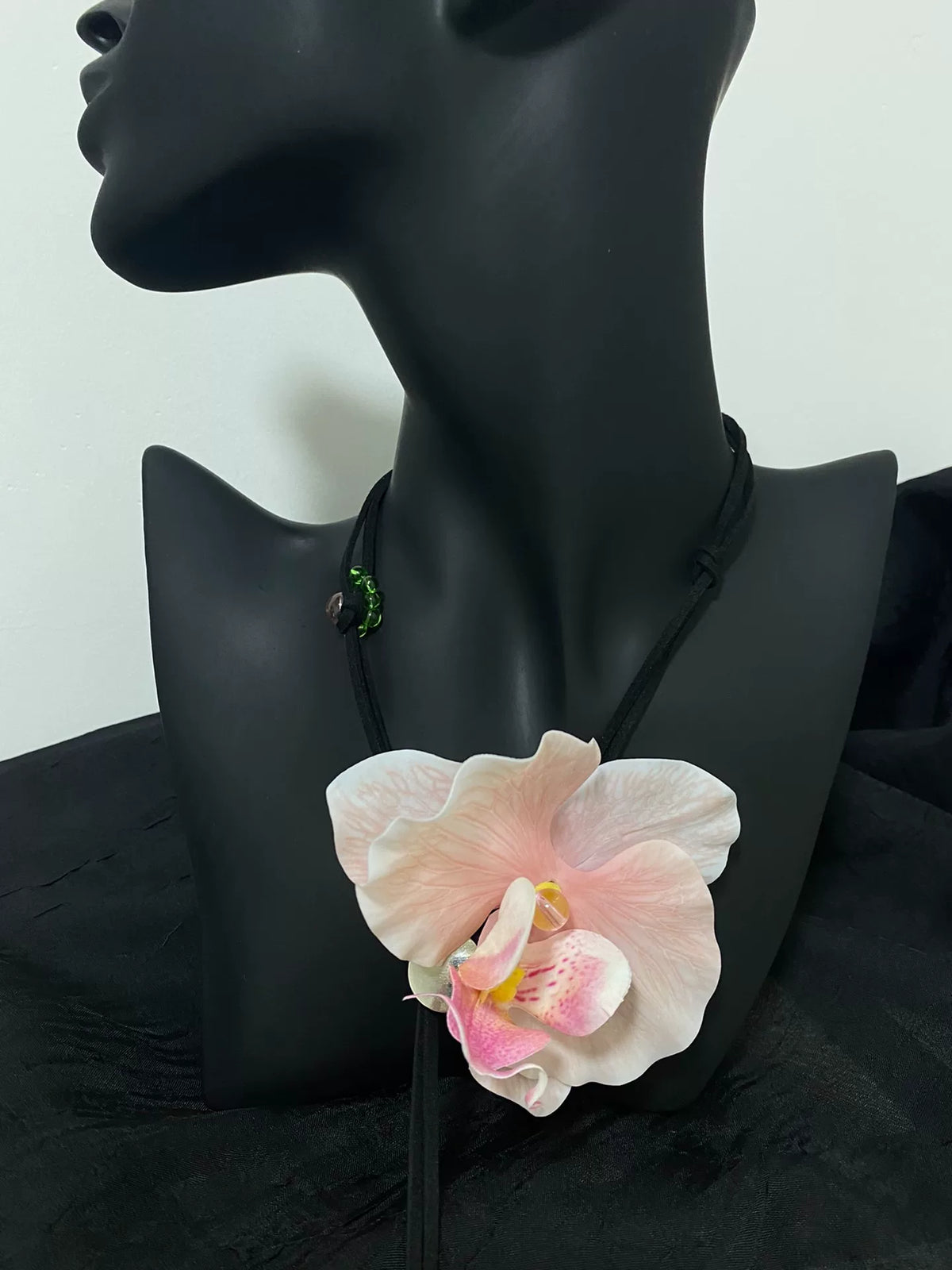 Collar choker de orquídea 3D con cordón negro de 110 cm