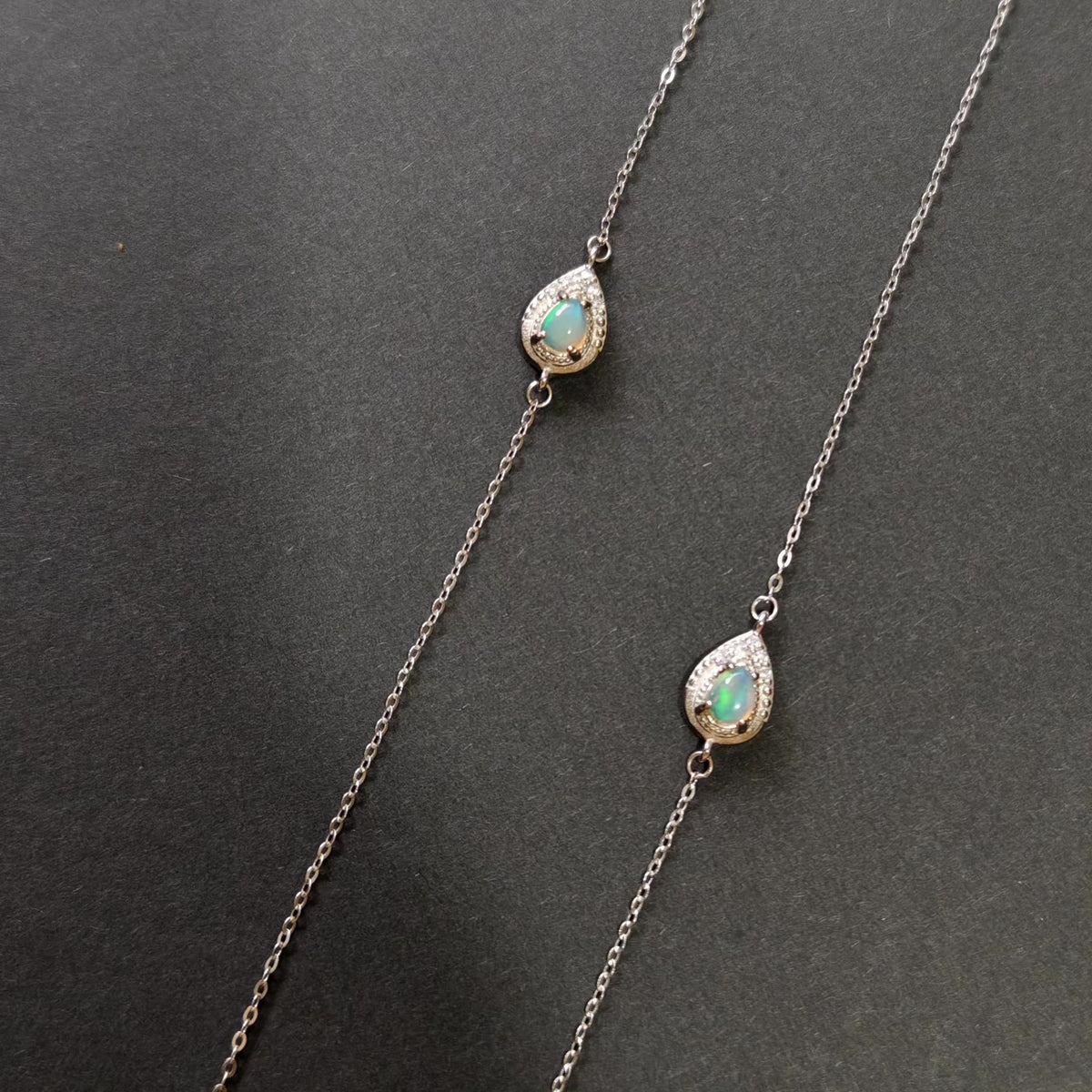 Opal-Silberarmband mit Akzentsteinen