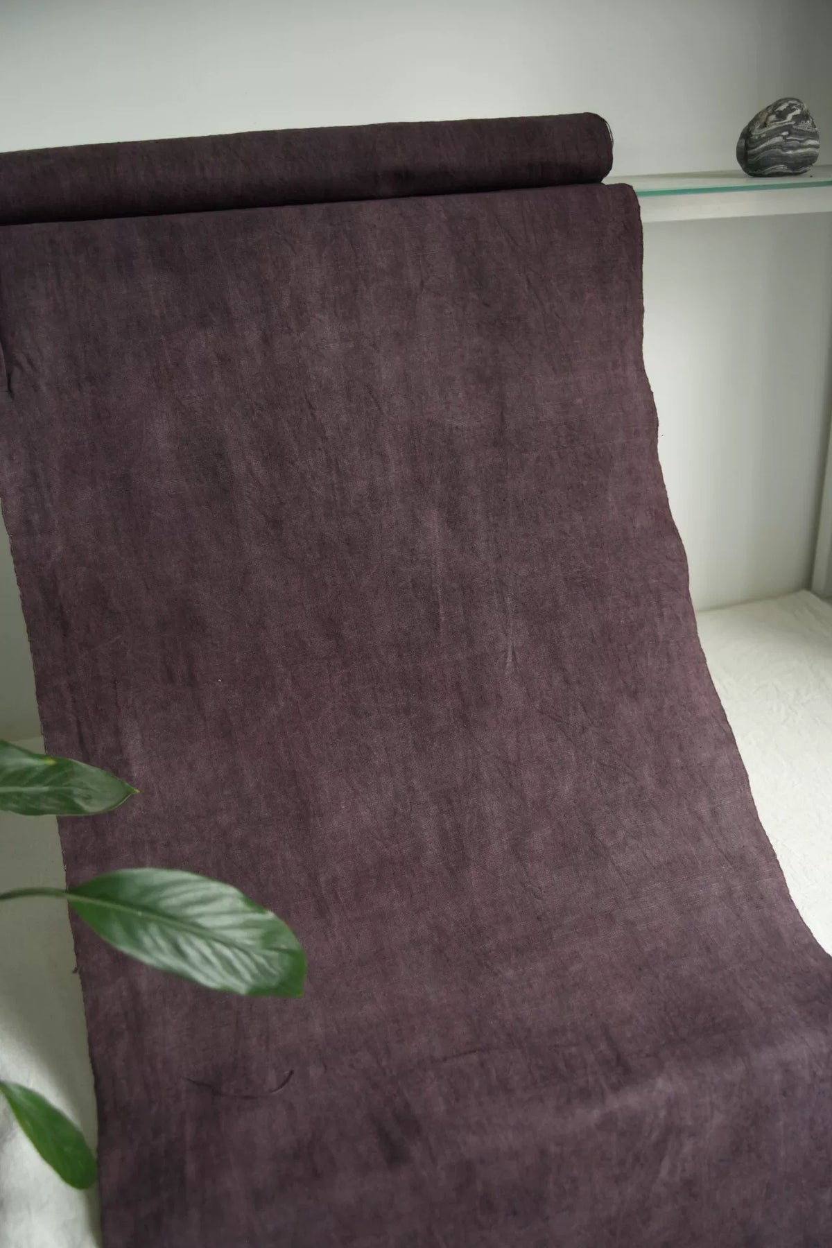 Tessuto viola tinto con coloranti vegetali, tessuto a mano