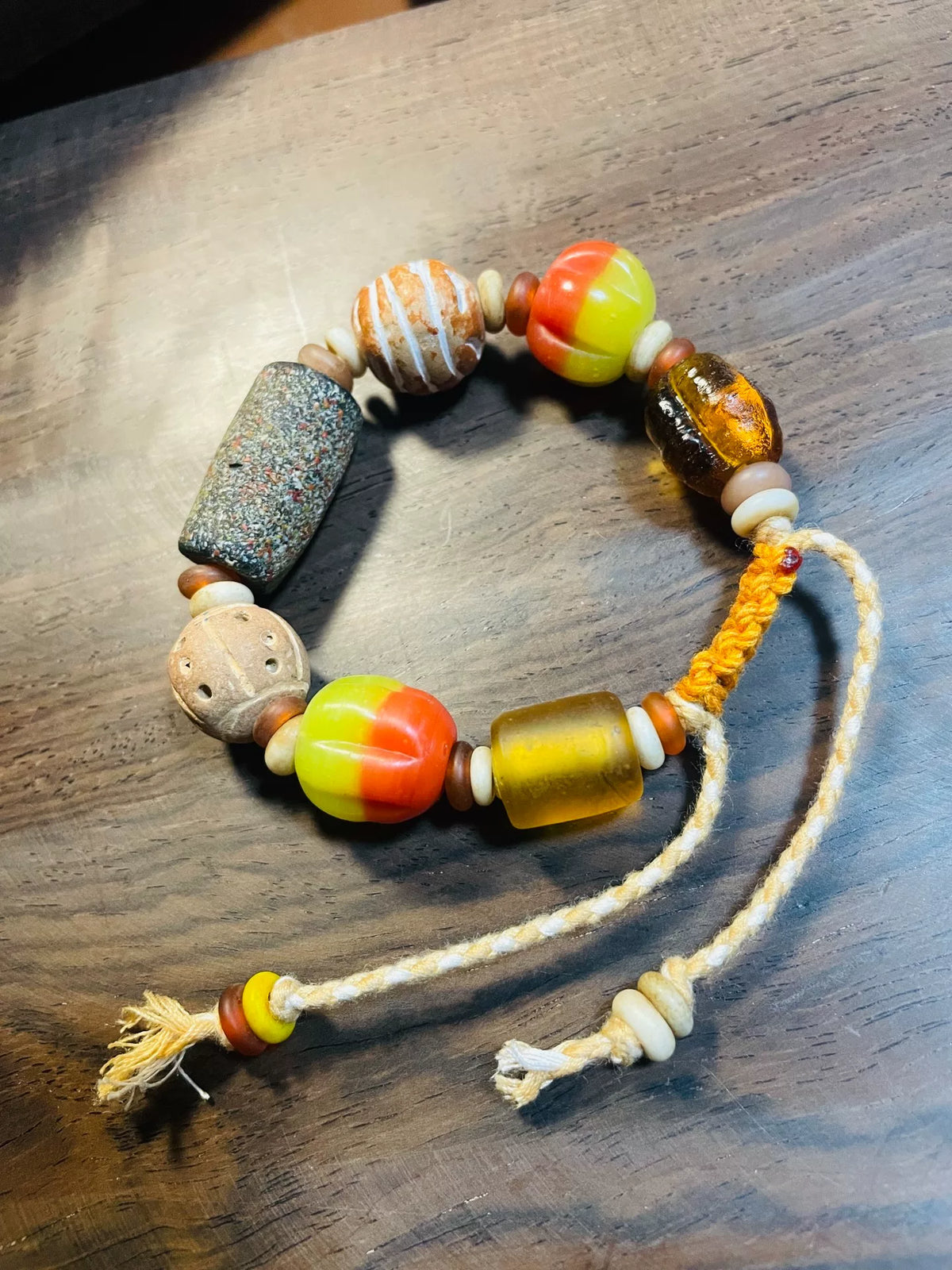 Bracciale con perline in vetro e argilla artigianale