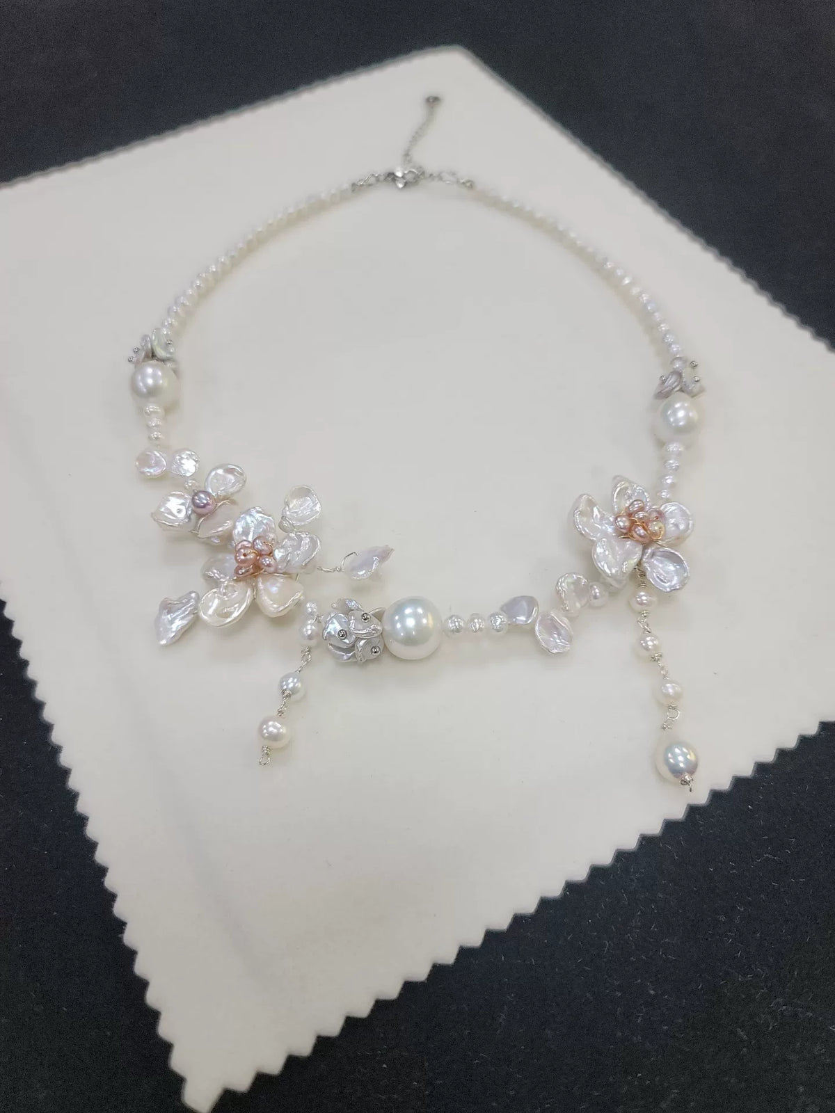 Colar de Pérolas Floral Azul Prateado