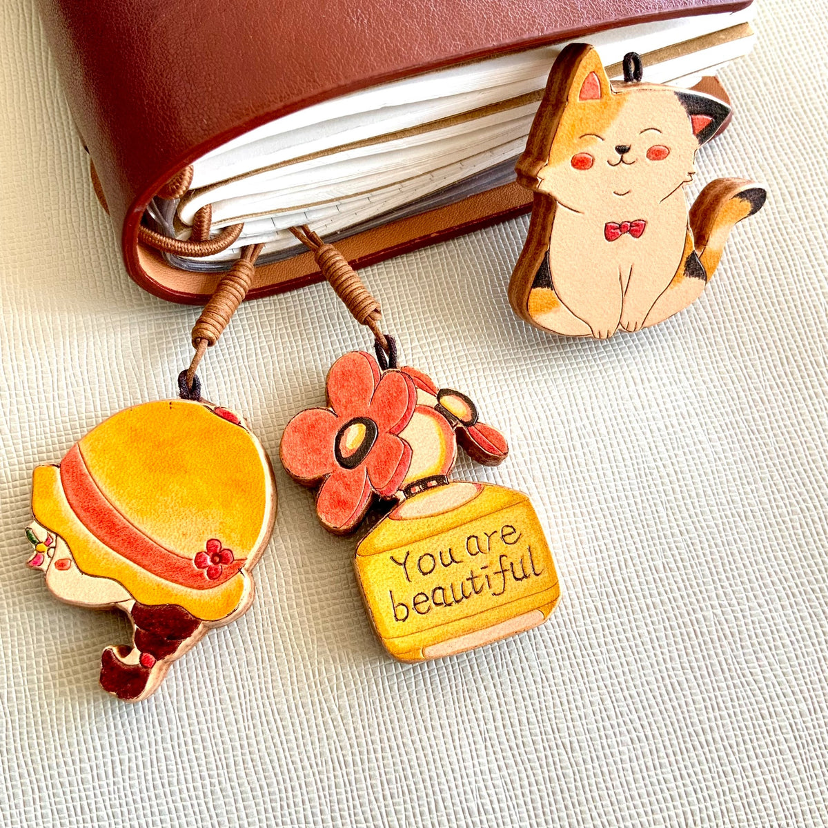 Colgante de cuero hecho a mano para llavero o bolso
