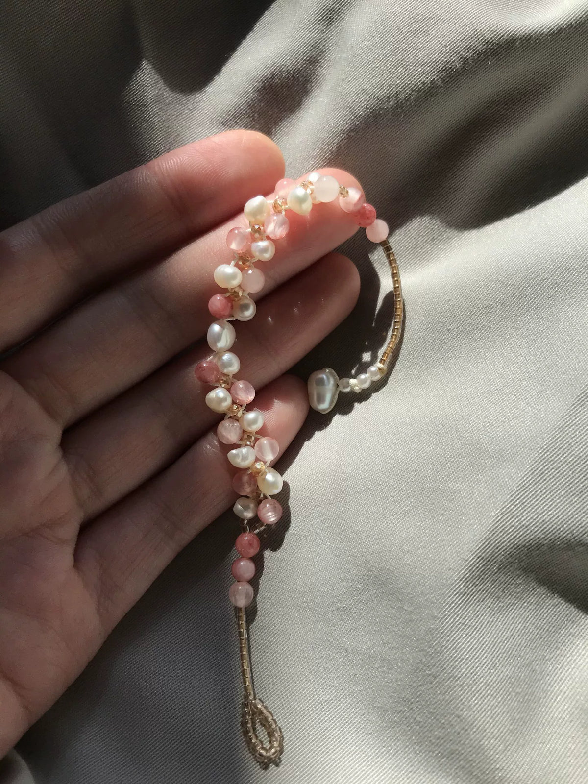 Brazalete de perlas naturales hecho a mano para muñeca delgada