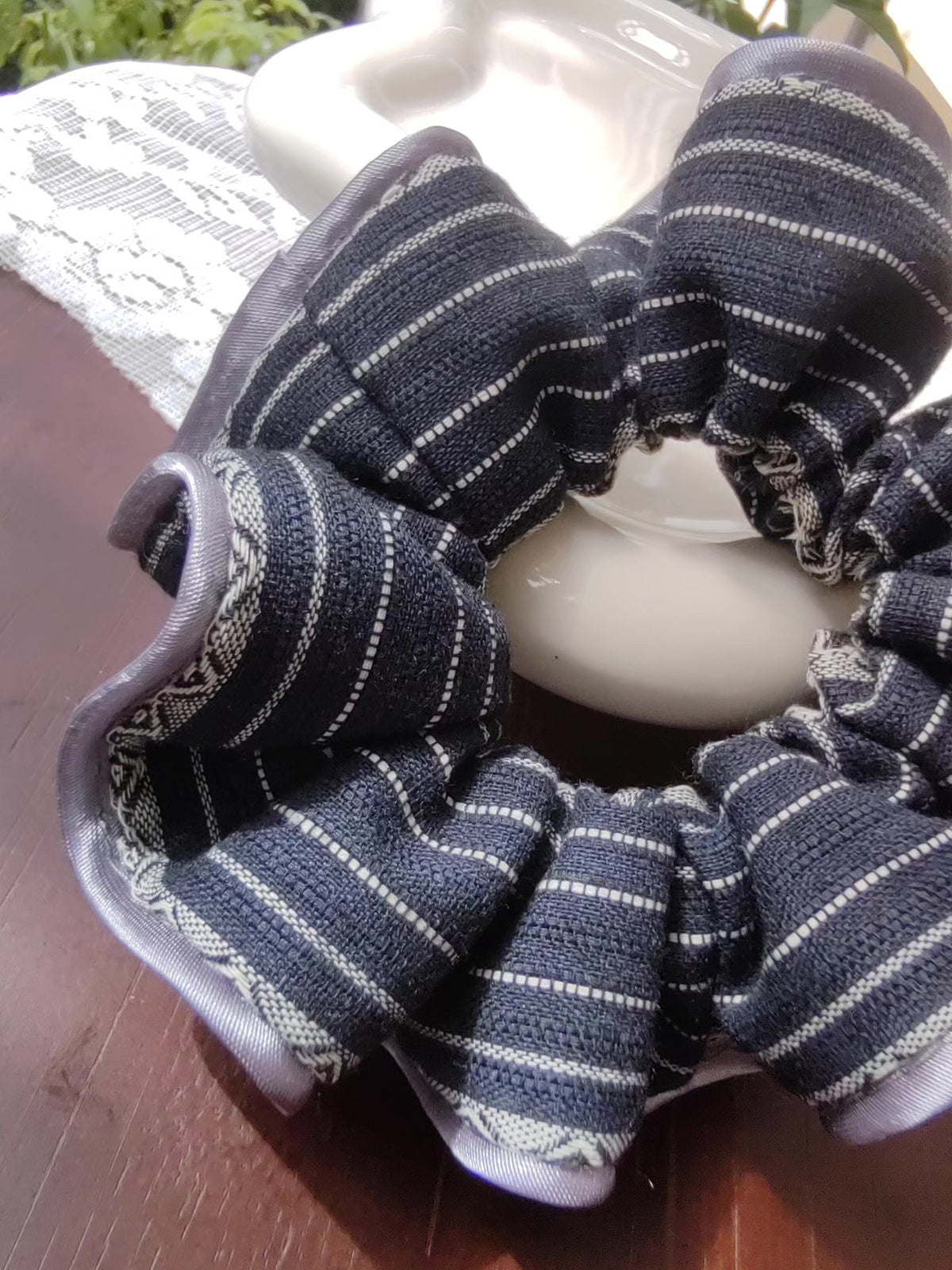 Hårscrunchie i tyg med svartvita ränder