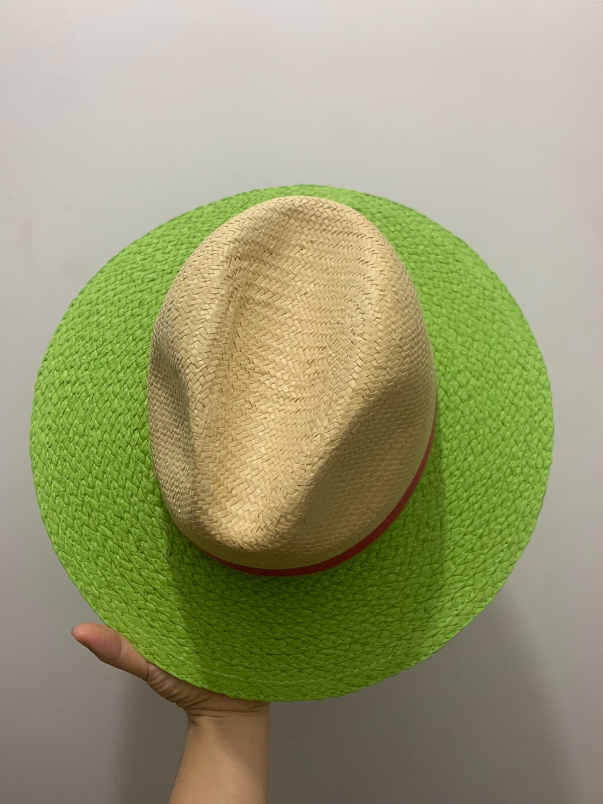 Sombrero de sol tejido con ala verde