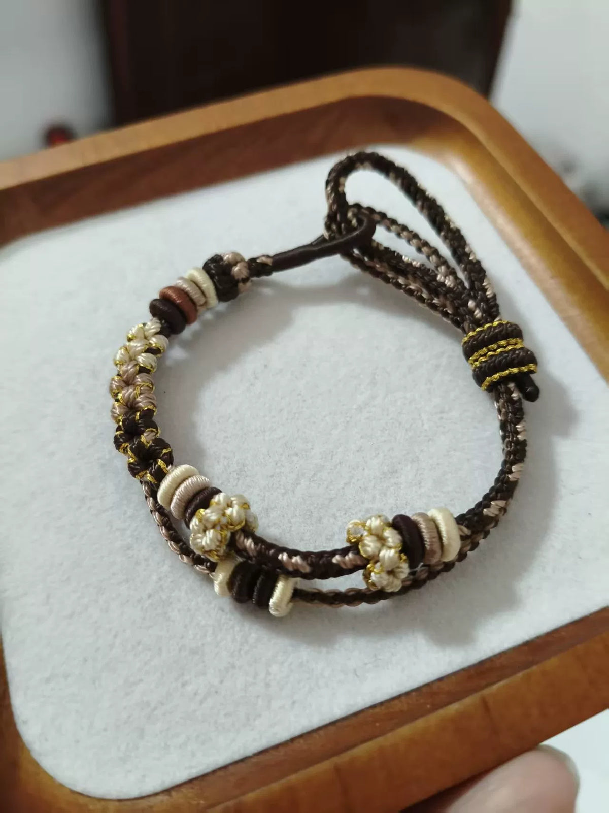 Pulseira de Cordão Tecido à Mão Castanho Creme Florais