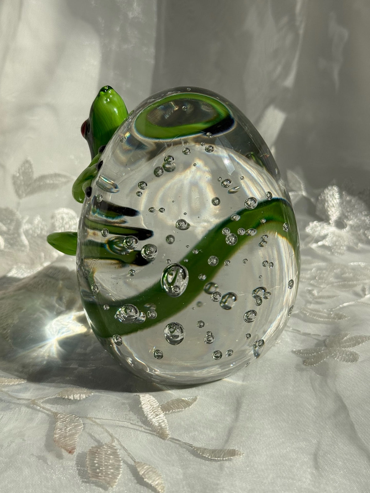 Vintage pappersvikt i kristallglas med grön gecko