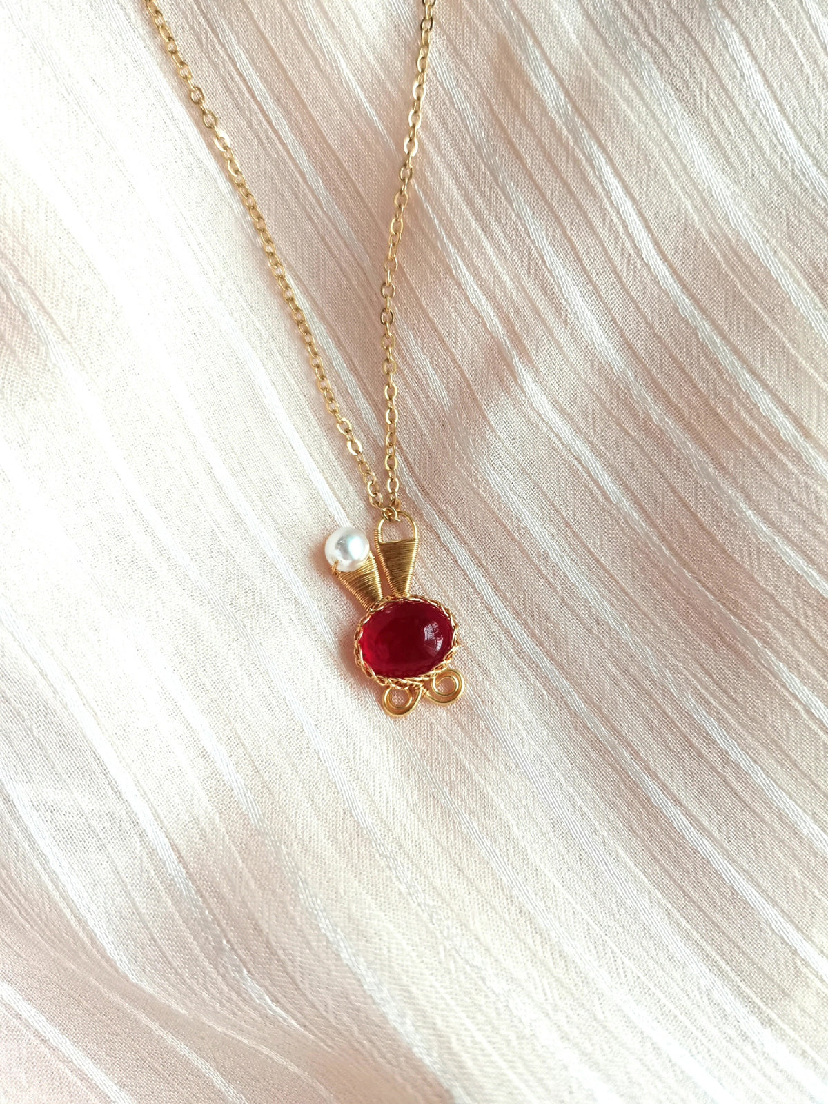 Colar com Pingente de Coelho em Granate em Fio Dourado