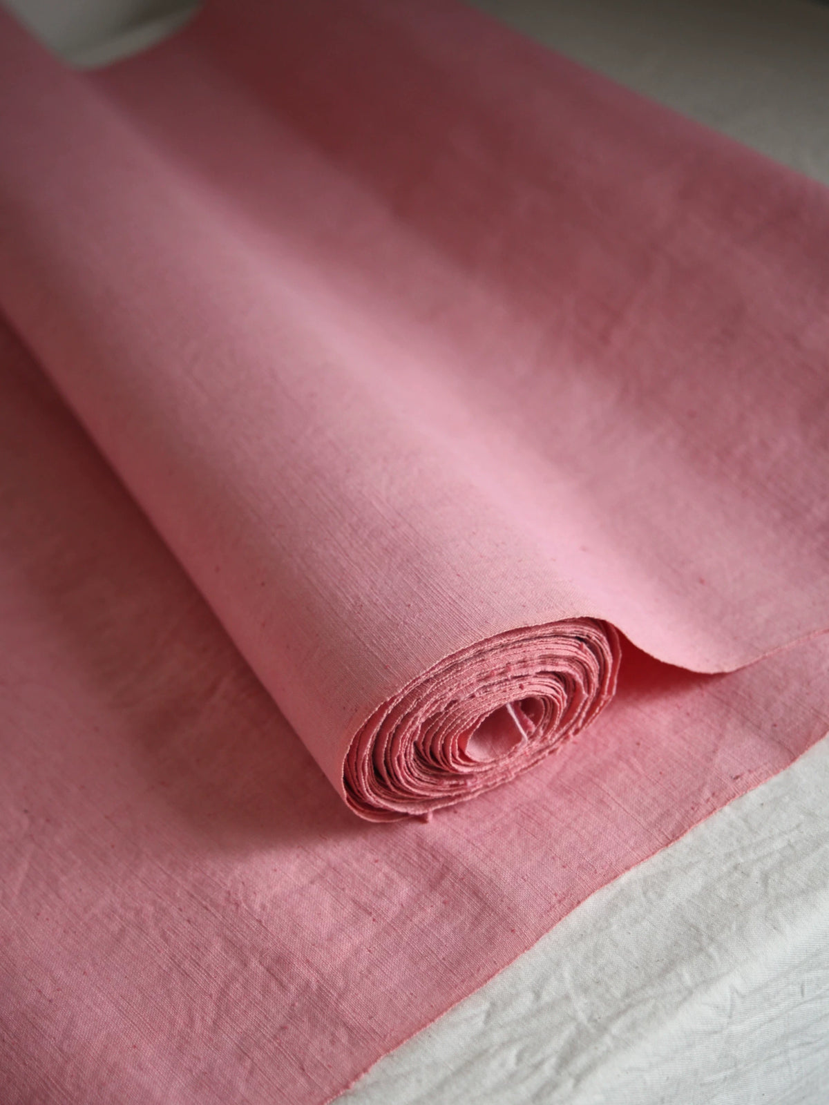 Handgewebter Baumwollstoff, pflanzlich gefärbt in Rosa