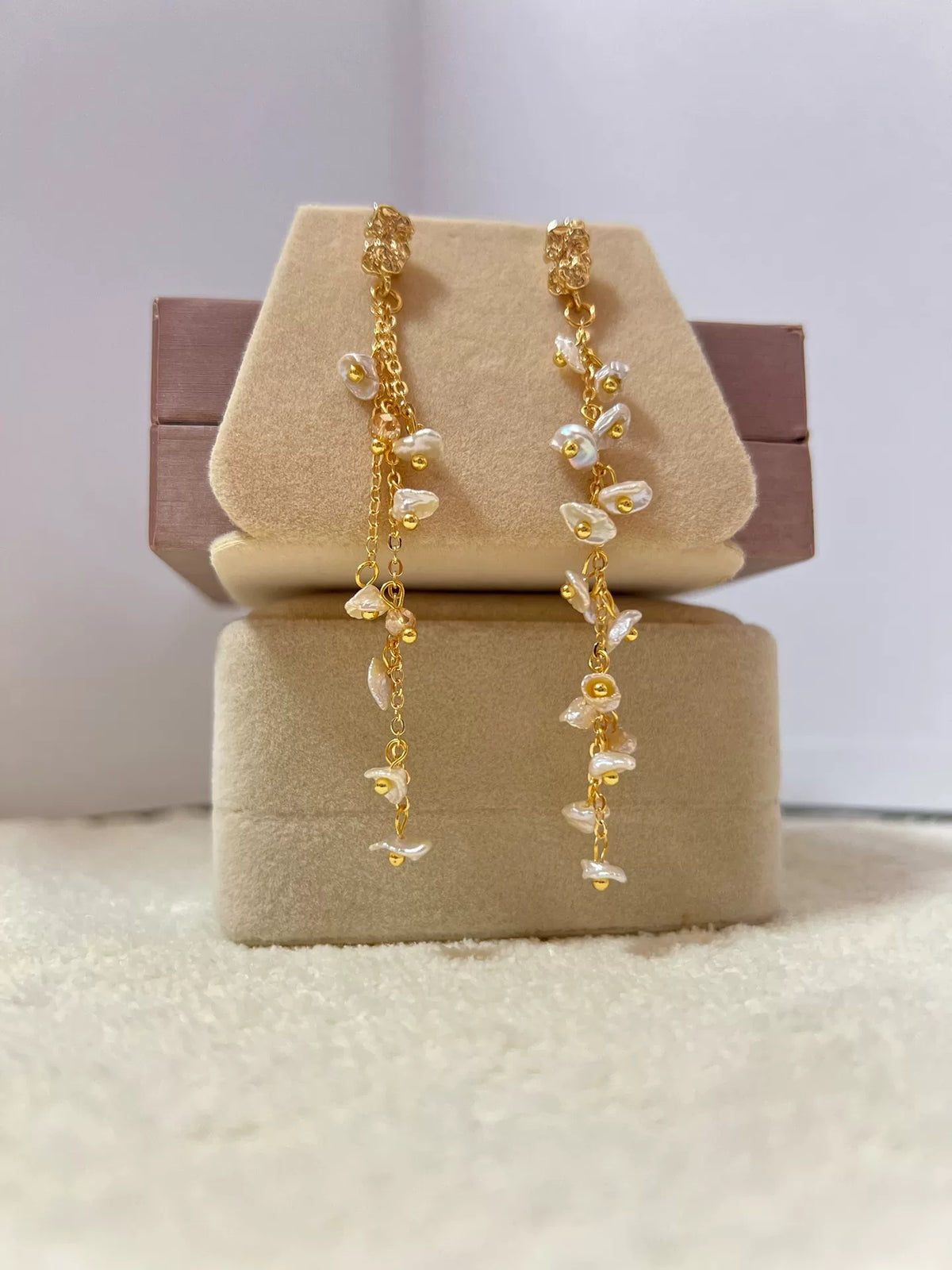 Brincos Pendentes de Corrente Dourada e Pérola de Água Doce