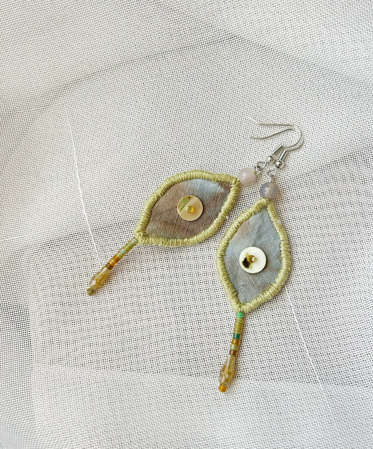 Boucles d'oreilles feuille en tissu fait main vert mousse
