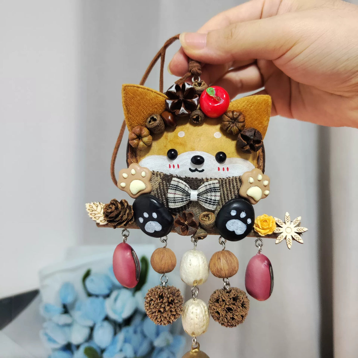Adorno colgante de Shiba Inu en vaina natural hecho a mano