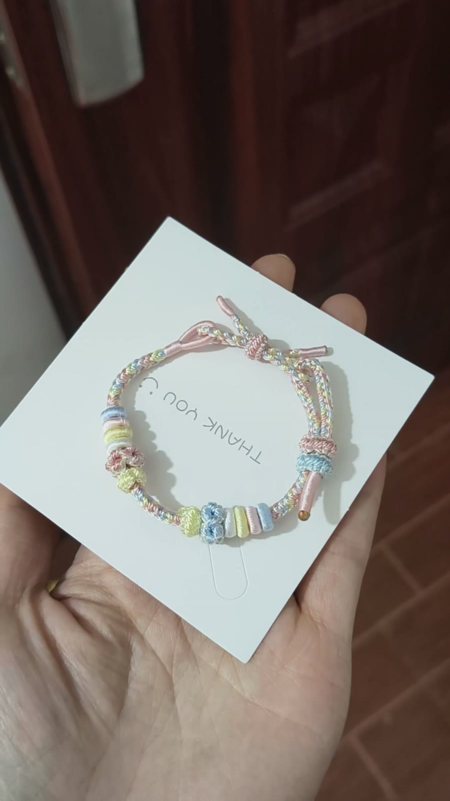 Braccialetto intrecciato arcobaleno con nodi a fiore