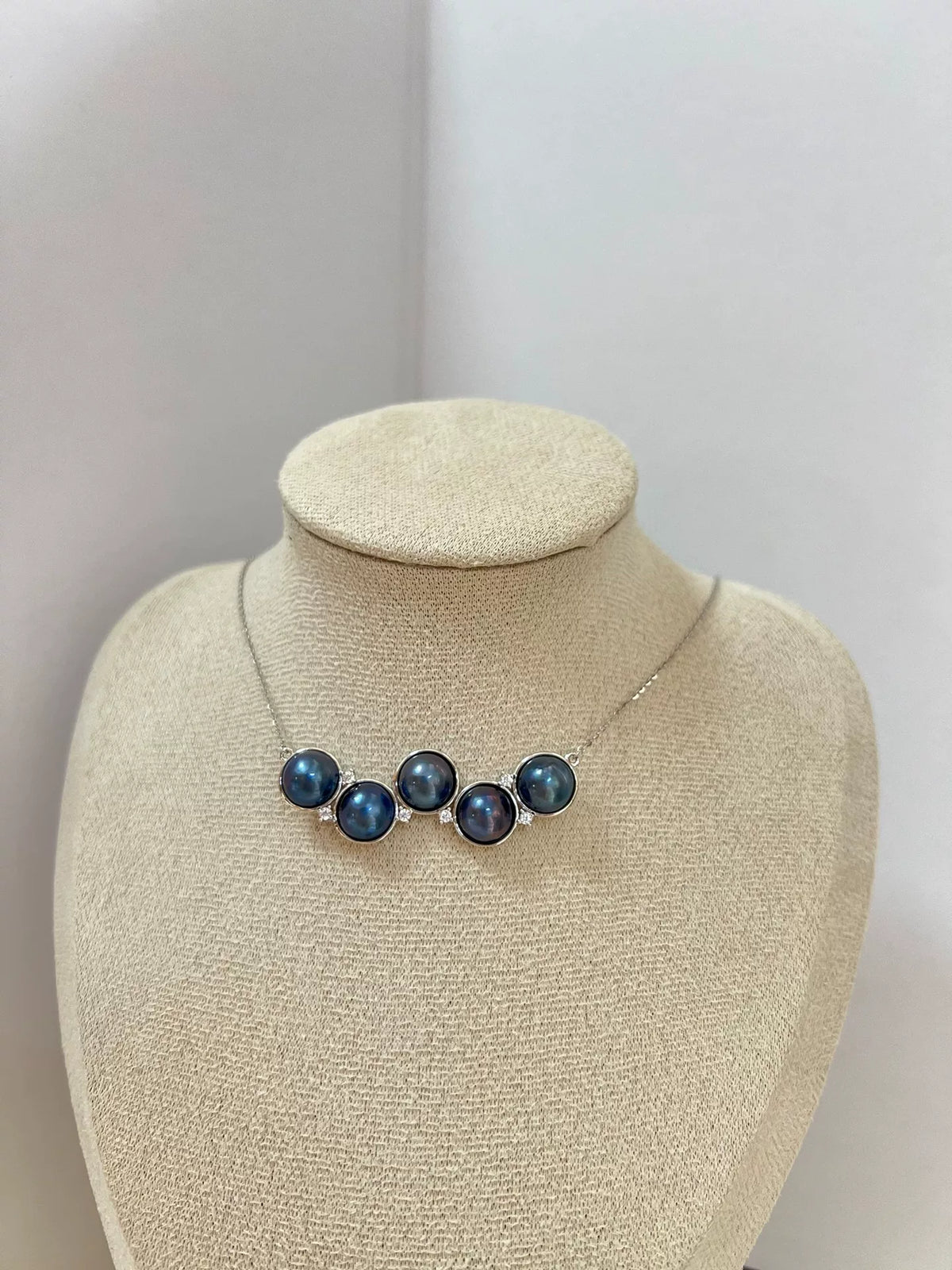 Collier aux cinq perles bleu paon argent 925