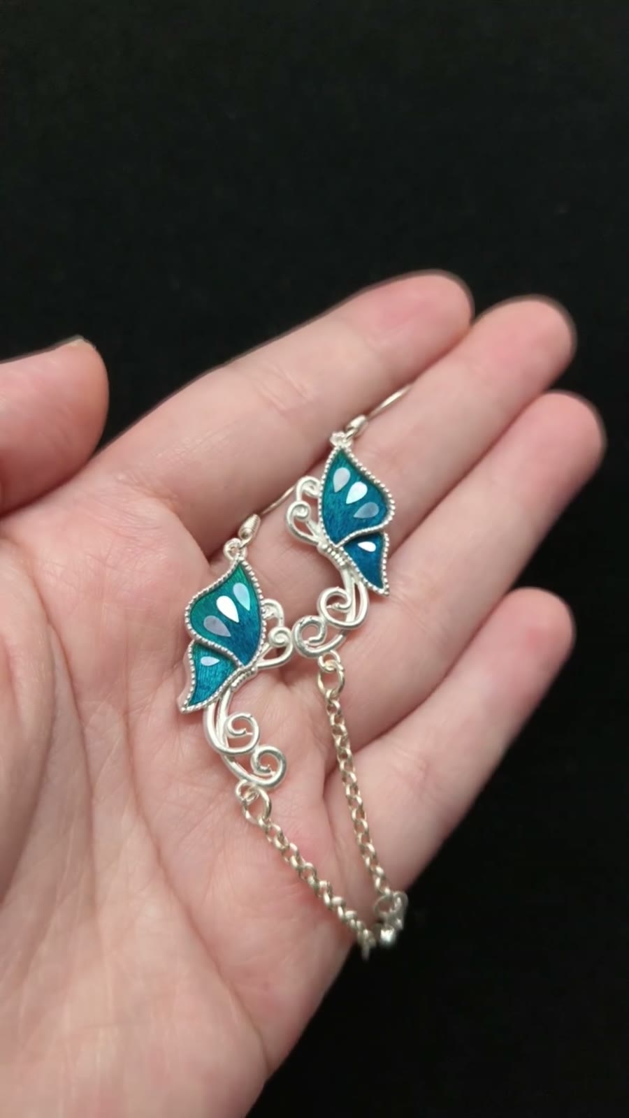 Pendientes de mariposa con pluma de pavo real y nácar