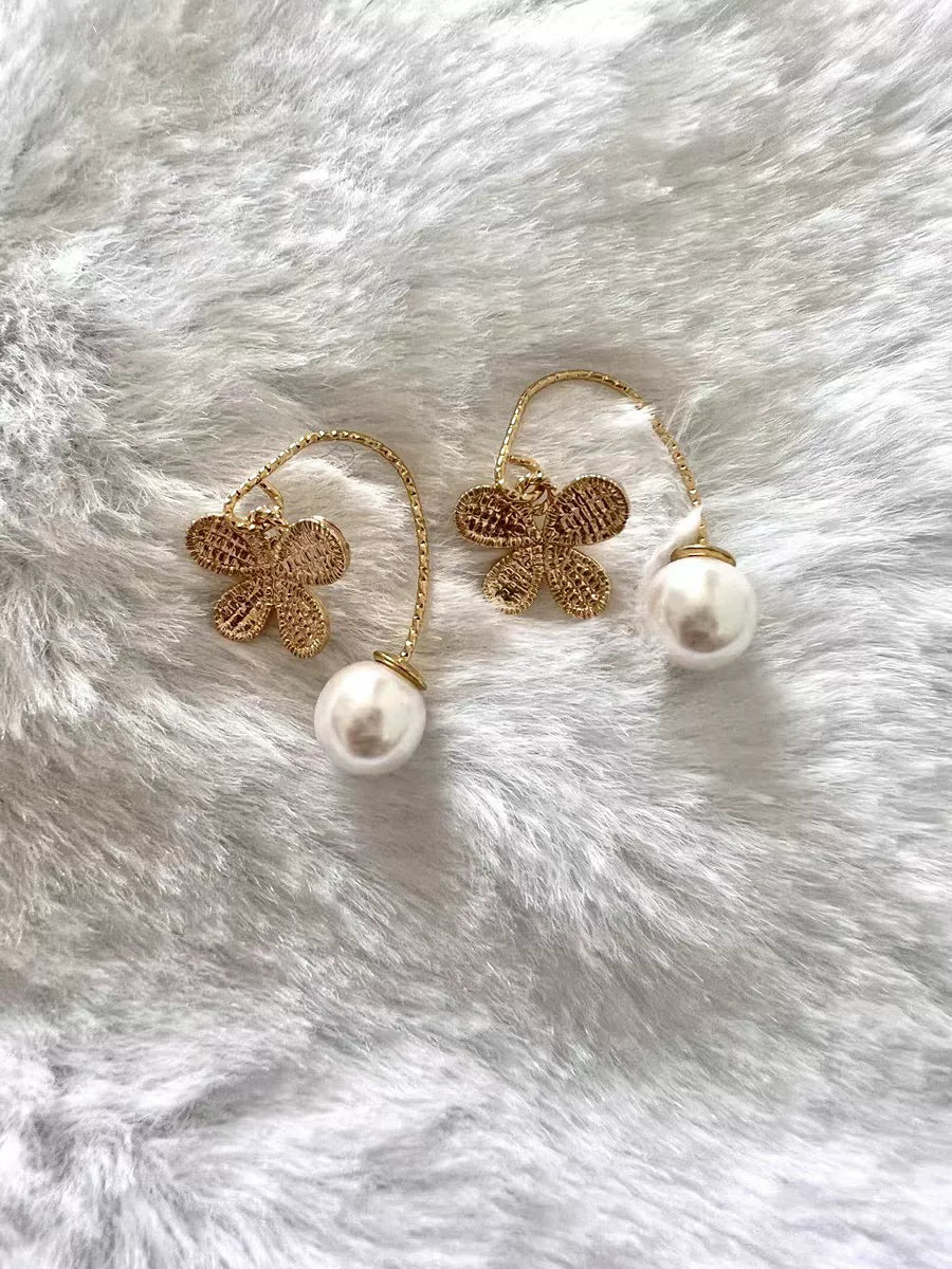 Orecchini pendenti con farfalla e perla in gold filled