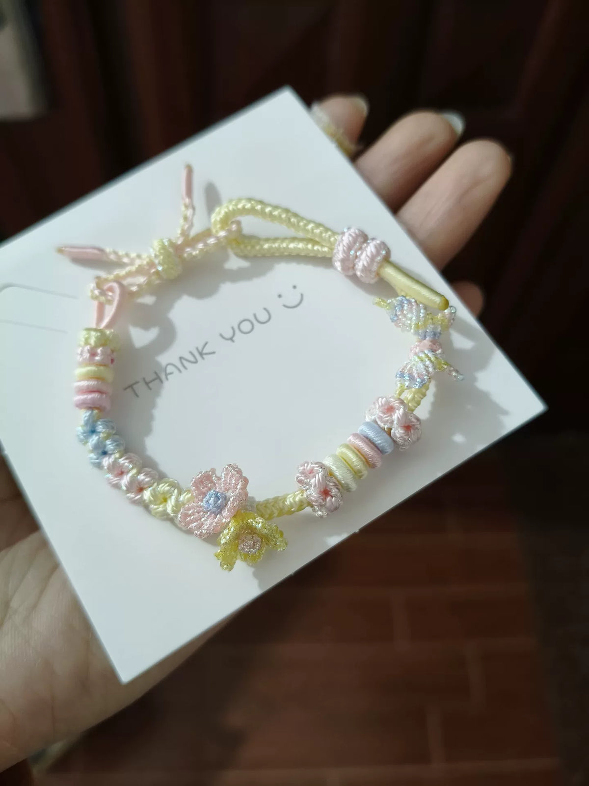 Braccialetto in Cordino Intrecciato a Mano Gradiente Rosa Giallo Blu