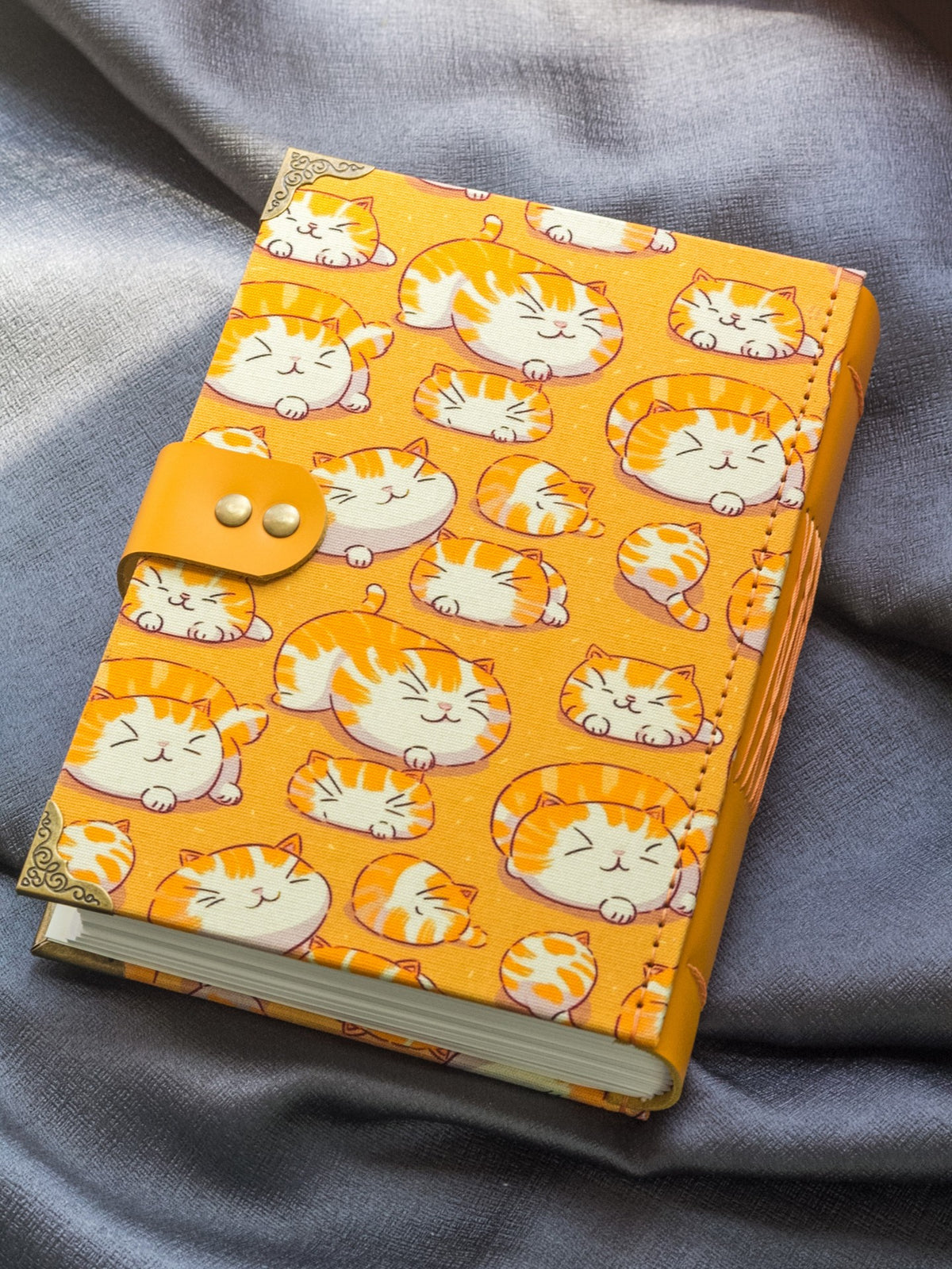 Handgefertigtes Leder-Notizbuch mit orangem Katzenmuster