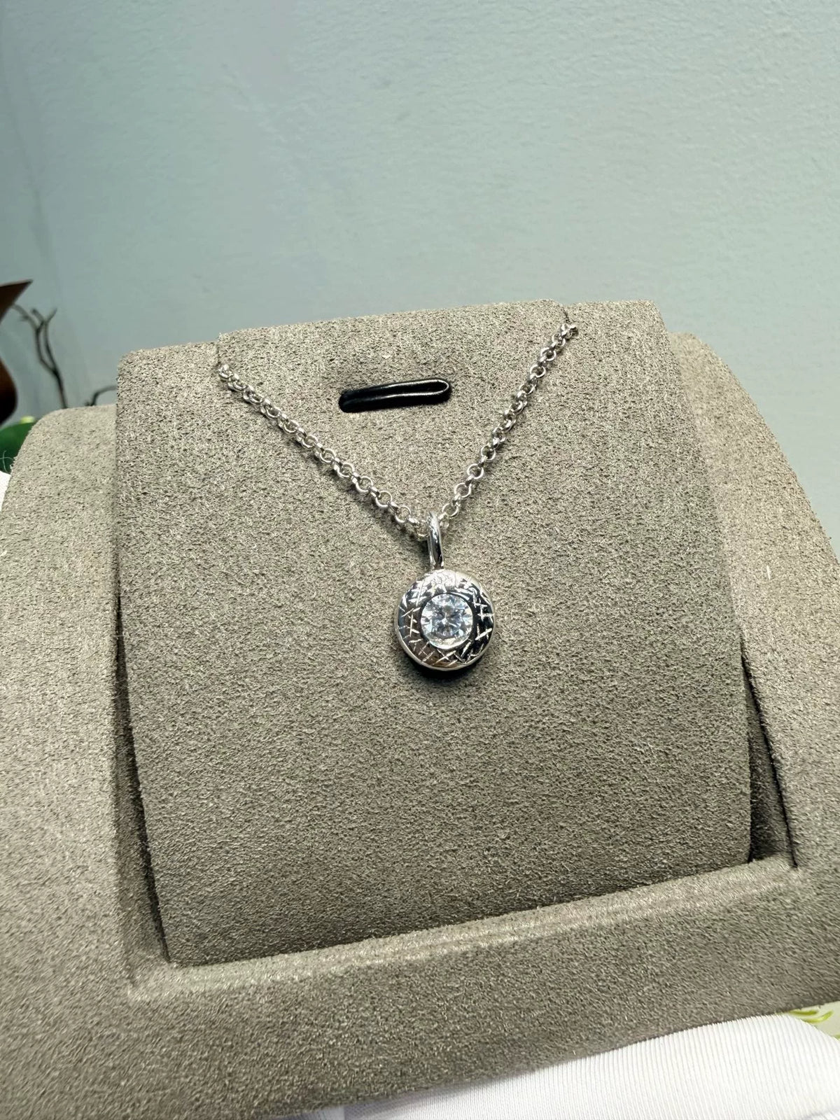Collana con pietre d'alto carbonio e croce incastonata