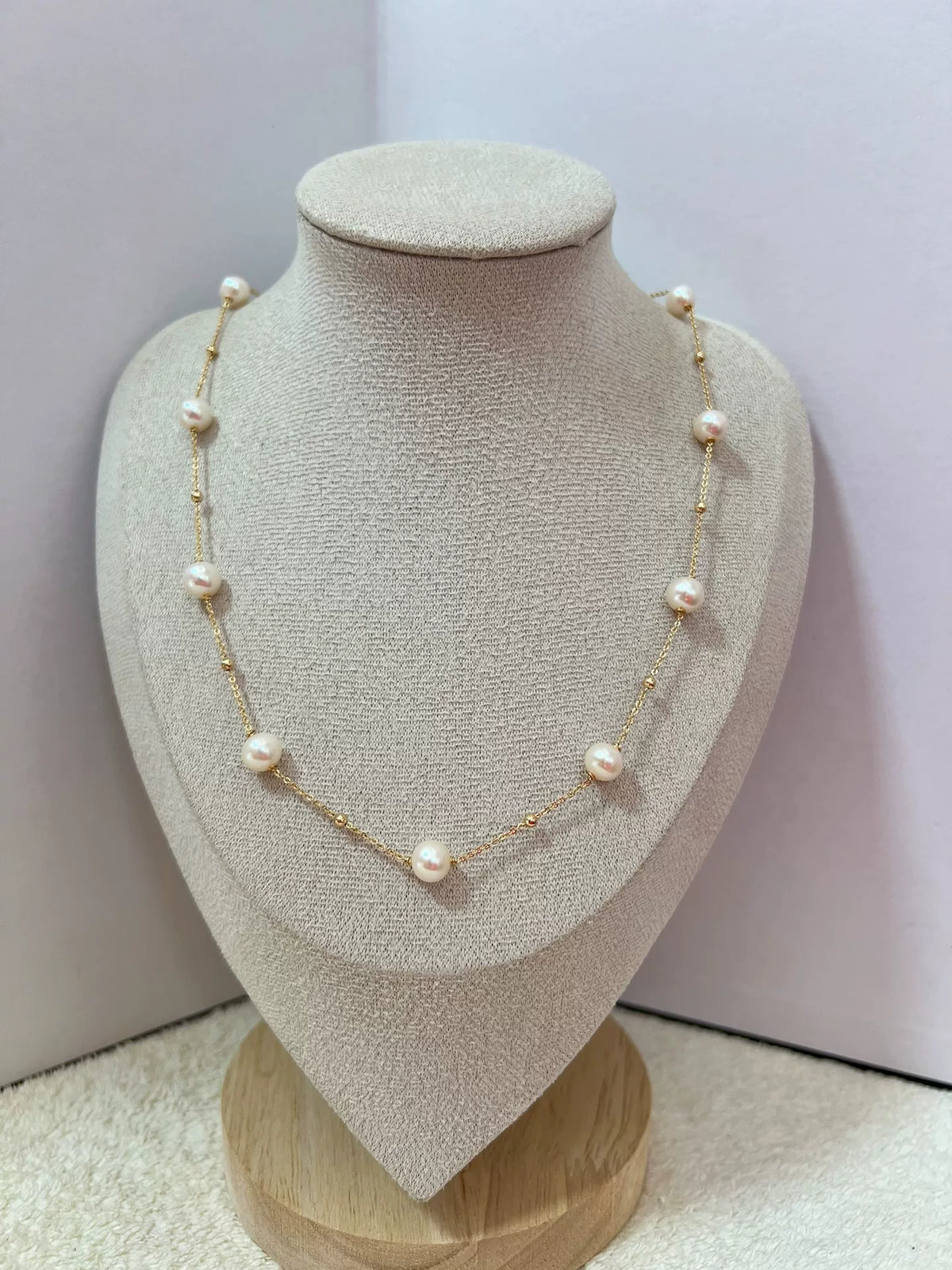 Colar de Pérolas de Água Doce com Corrente em Dourado