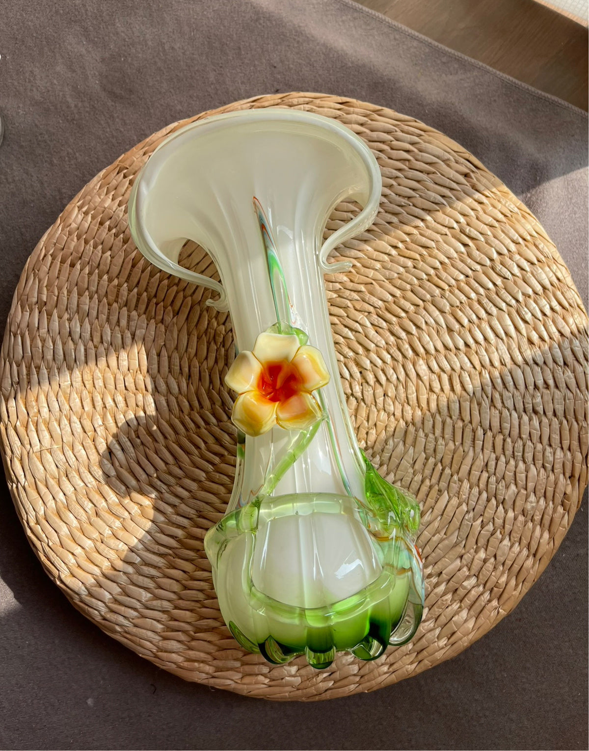 Vintage-milcheweiße Glasvase mit Blumenmotiv