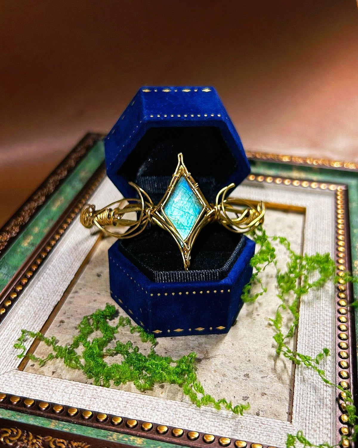 Anillo de Labradorita con Alambre de Latón