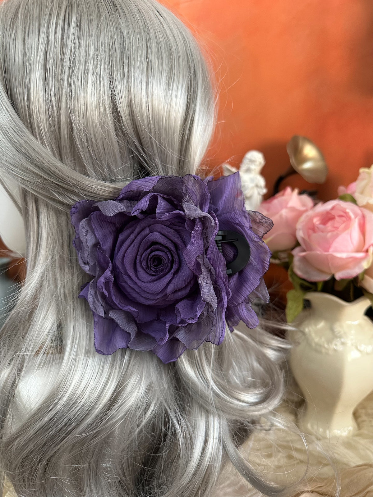 Pince à cheveux à mâchoires rose en tissu violet foncé