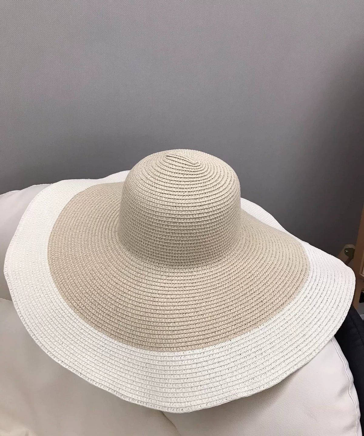 Cappello in paglia intrecciata bicolore a tesa larga