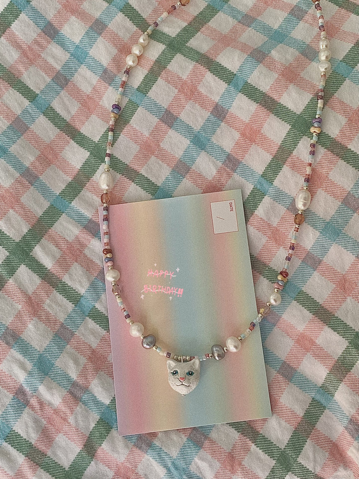 Collier de perles avec pendentif chat et perles d'eau douce