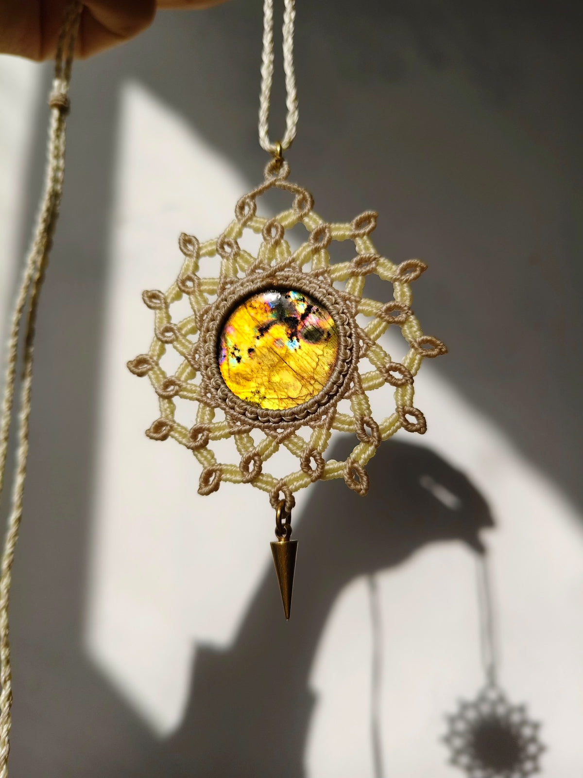 Collar de macramé de labradorita hecho a mano con flecos