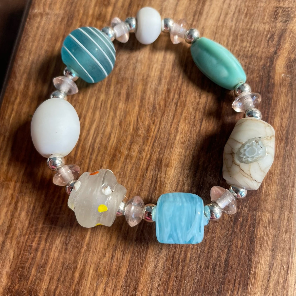 Pulseira de Vidro Artesanal com Contas Azuis e Brancas