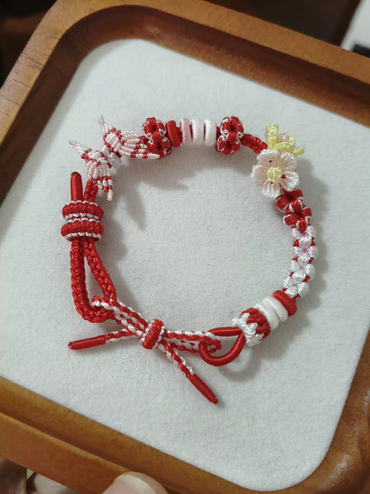 Handgeweven rood-wit koordarmband floral