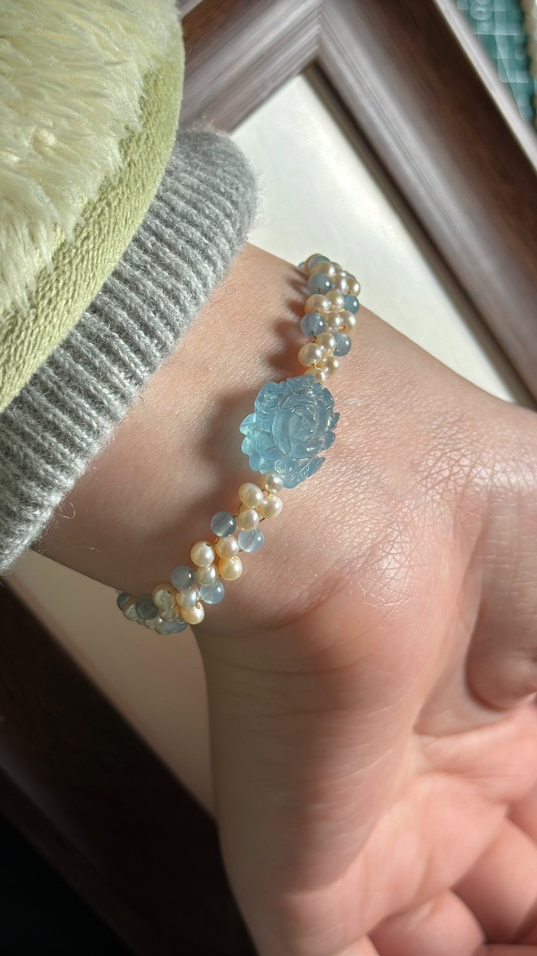 Handskuren akamarin-piona i armband med pärlor