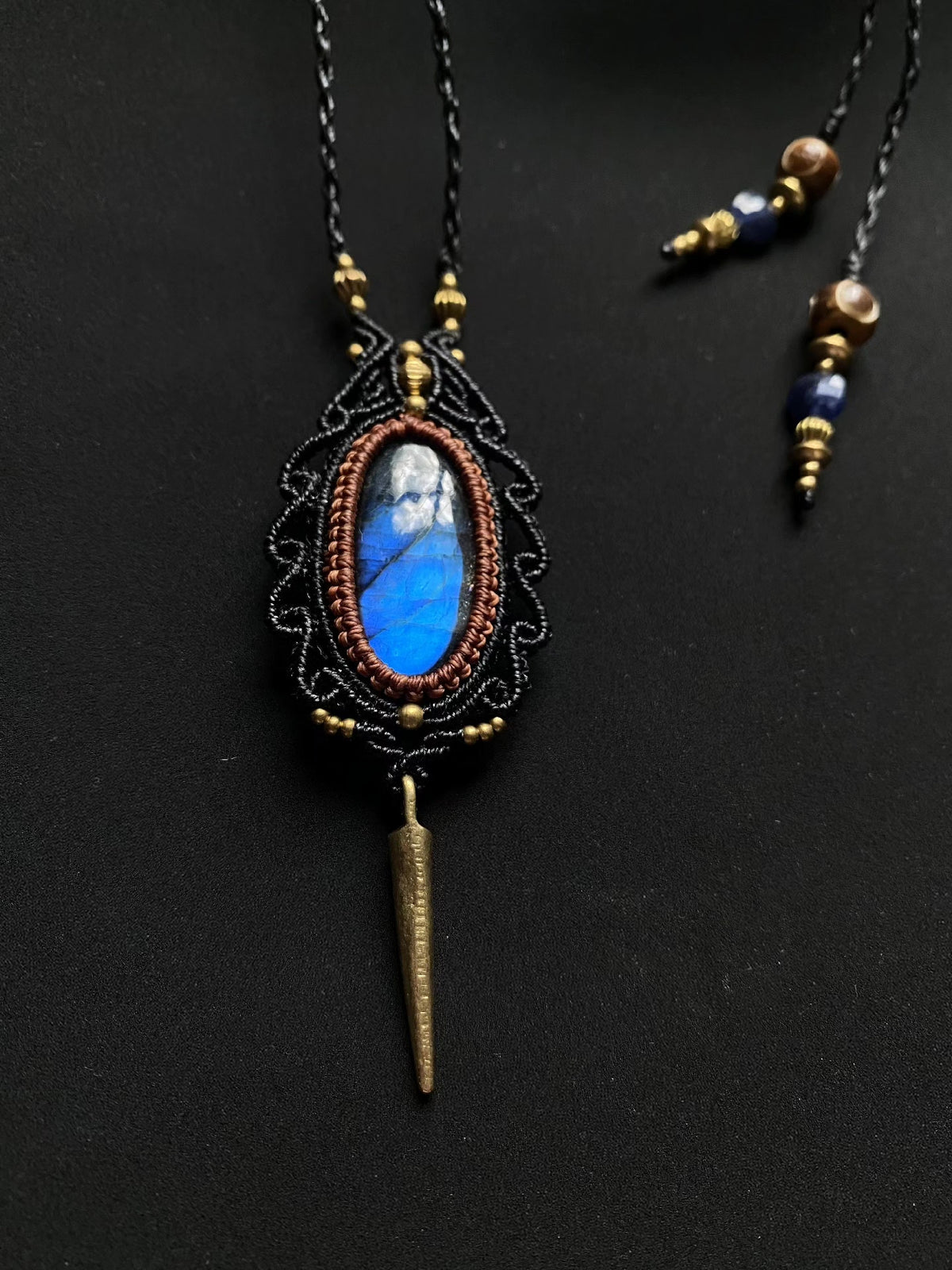 Collana in Macramé con Labradorite e Punta in Ottone
