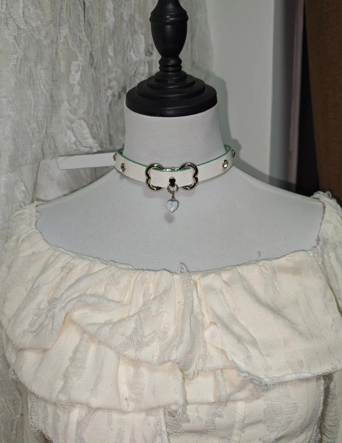 Choker de Bambu em Couro Branco Feito à Mão