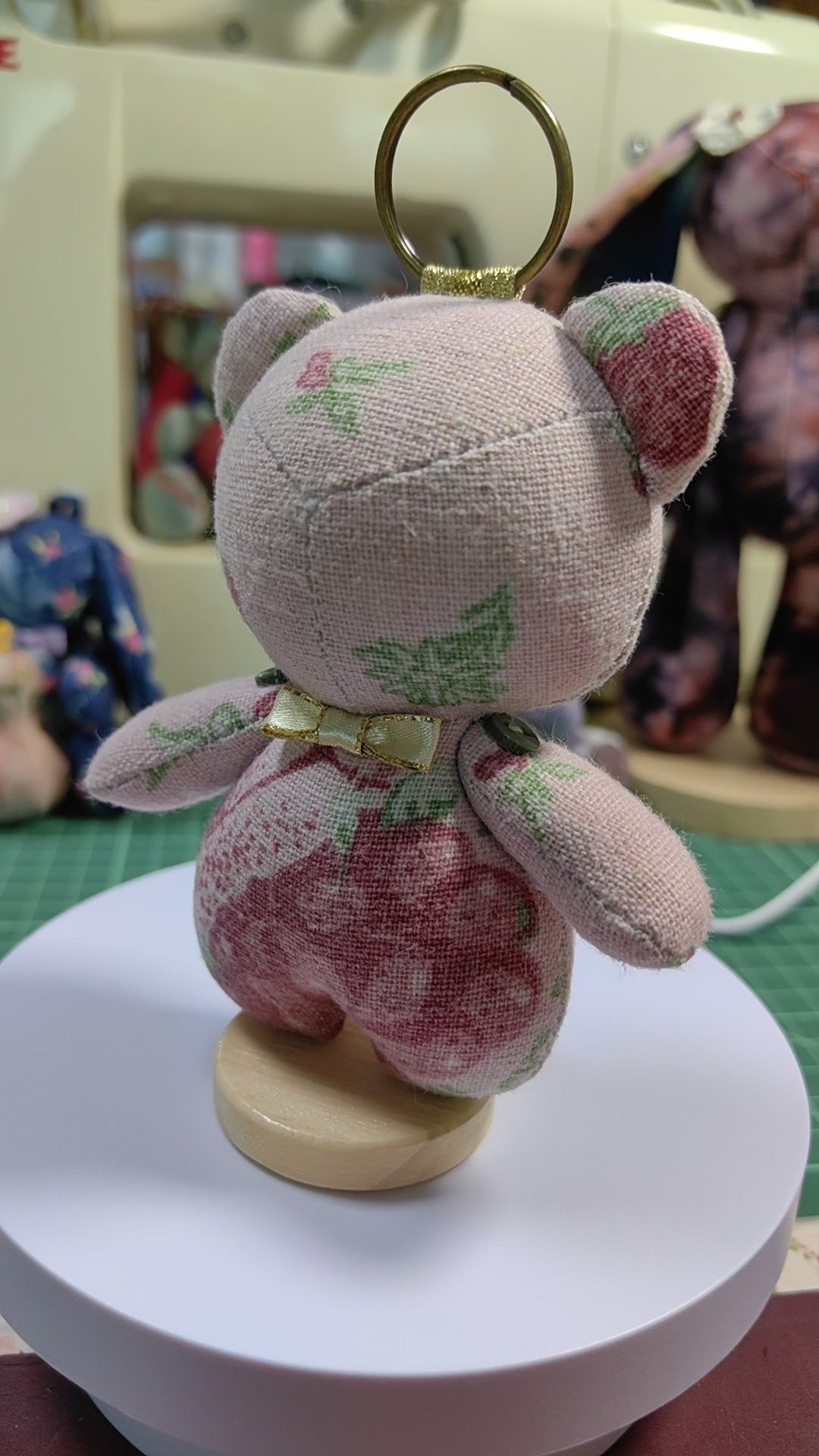 Porte-clés ours fraise en coton et lin