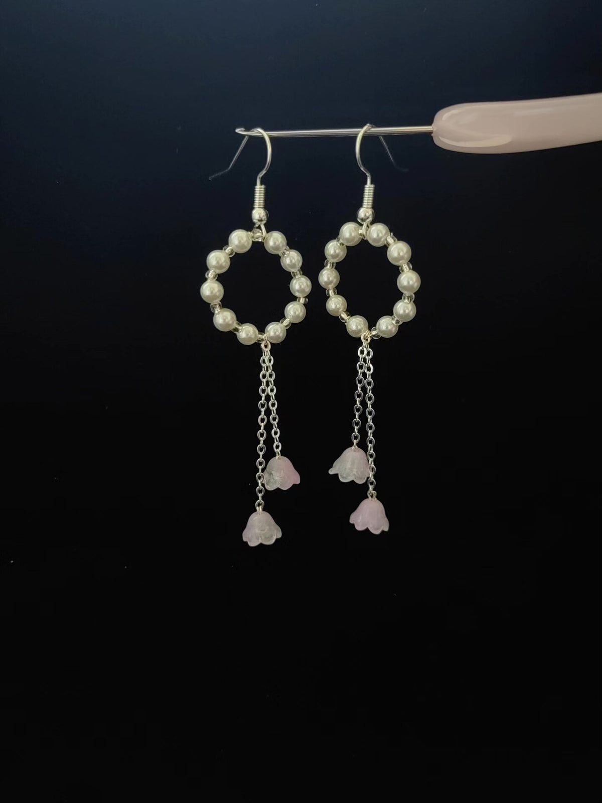 Pendientes colgantes de perlas y lirio de los caminos